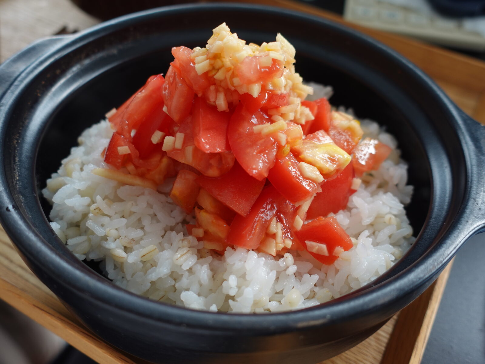土鍋のご飯に、トマトと生姜をたっぷりのせたトマトご飯